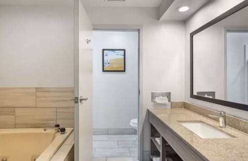 Mundelein Hotel | 3 Units | Suburban Escape with Complimentary Parking and Modern Hotel Amenities