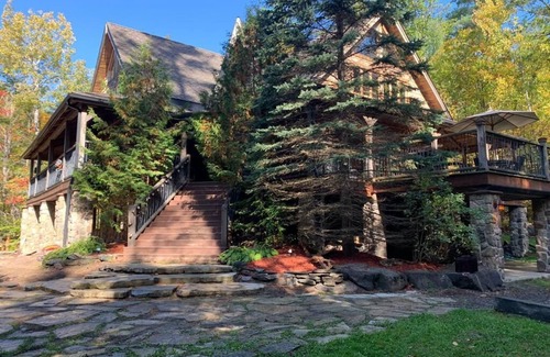 Dysart et al Cottage | 3 Waterfront Cottage with 2 Hot tubs on 2 acre