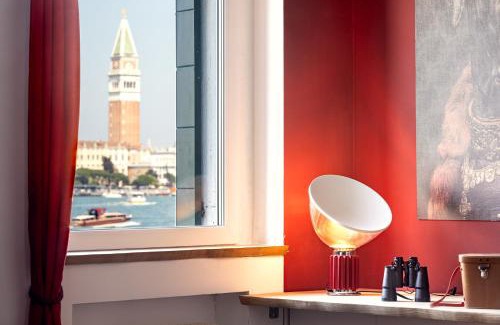 Isola San Giorgio Maggiore Apartment | 3 Windows on St Mark - Canal View Apartment