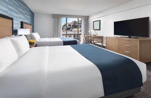 Fisherman's Wharf House | 3 x City View Two Queens Room at Hotel Caza