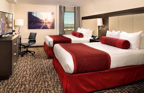 Gateway District House | 3 x Elite 2 Queens at The STRAT Hotel, Casino & Tower