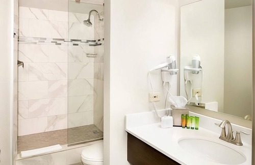 Gateway District House | 3 x Elite 2 Queens at The STRAT Hotel, Casino & Tower