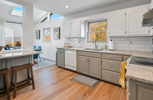 Canton House | 30 Min to Biltmore| Hiking & More- Mountain Views