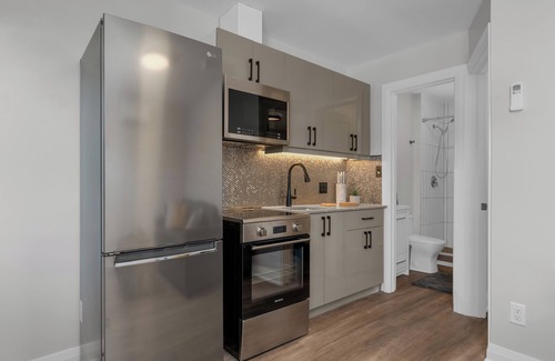 Wasaga Beach Apartment | 30 seconds to the beach.Family sized 2 bedroom suites