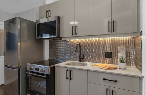 Wasaga Beach Apartment | 30 seconds to the beach.Family sized 2 bedroom suites