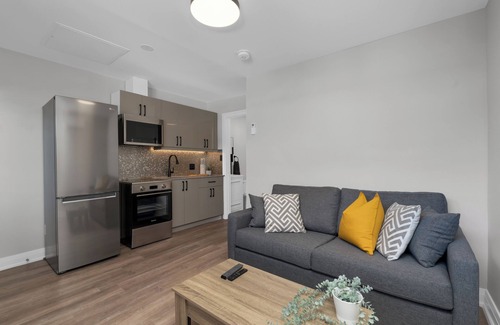 Wasaga Beach Apartment | 30 seconds to the beach.Family sized 2 bedroom suites