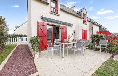 Saint-Jacques Ski Chalet | 300 m from the beach - House for 4 with garden