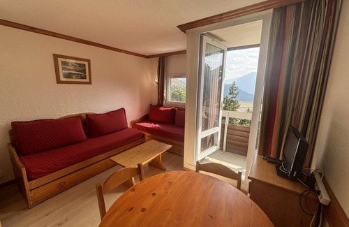 Eclose-Ouest Apartment | 300m from ski lifts, 1st floor, balcony, tv, ski locker, 28m², Alpe d'Huez