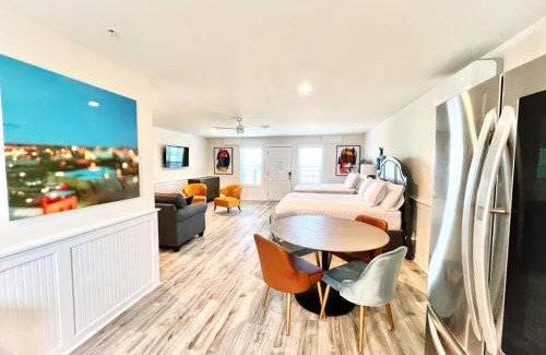 Surf City Hotel | 302 Queen Suite, 3rd Floor Low Tide
