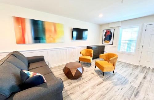 Surf City Hotel | 302 Queen Suite, 3rd Floor Low Tide