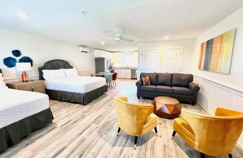 Surf City Hotel | 302 Queen Suite, 3rd Floor Low Tide