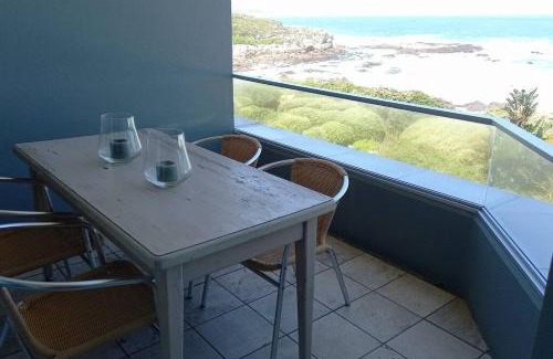 Eastcliff Apartment | 305B Bayview Breathe