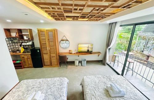 Ninh Kieu Apartment | 305MSNK Luxe Twin Studio I Balcony & Kitchen
