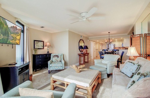 Isle of Palms House | 309 B Shipwatch by AvantStay | Community Pool Access!