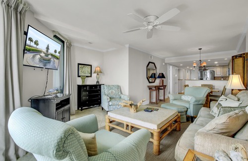 Isle of Palms House | 309 B Shipwatch by AvantStay | Community Pool Access!