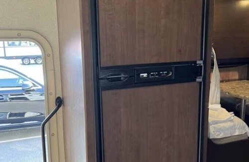Springfield House | 32 ft Motorhome Sleeps 10!