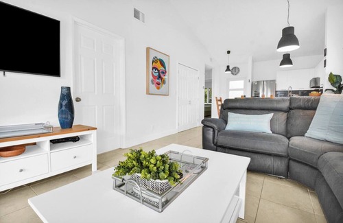 Boca Raton Apartment | 320C - Boca Retreat w/Pool, Parking, Near Evert Tennis & Shops