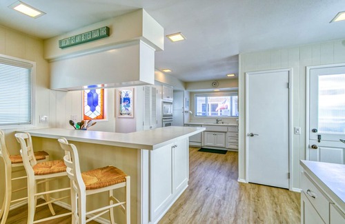 Avalon House | 324D: Well-appointed Two Story Home + Ample Deck + WIFI + New Carpet - 324 Desca
