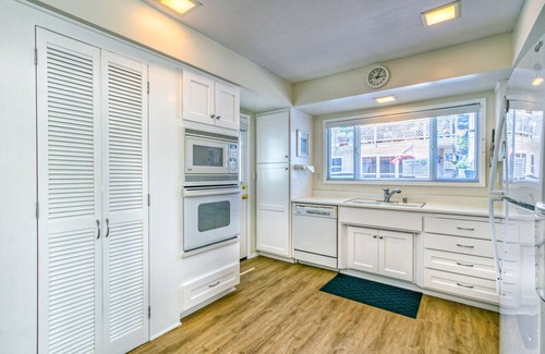 Avalon House | 324D: Well-appointed Two Story Home + Ample Deck + WIFI + New Carpet - 324 Desca