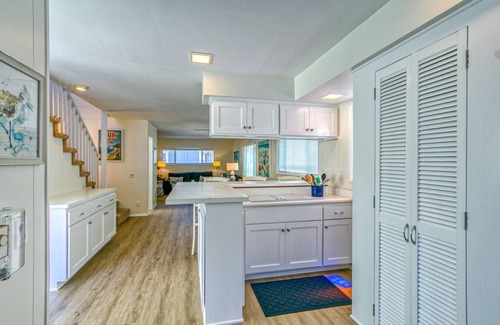 Avalon House | 324D: Well-appointed Two Story Home + Ample Deck + WIFI + New Carpet - 324 Desca