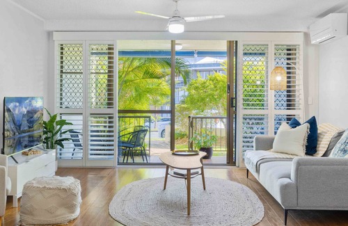 Moreton Bay Region Apartment | 350m from Kings Beach | 3 bedroom | 1 bathroom | A/C | communal swimming pool