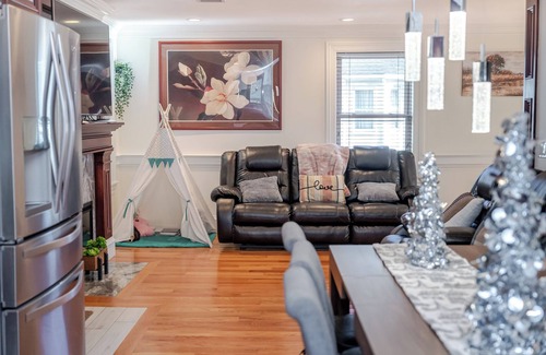 Quincy House | 383 - 3BR - Quincy Chic House near Adams Park