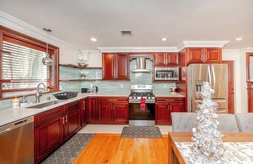 Quincy House | 383 - 3BR - Quincy Chic House near Adams Park