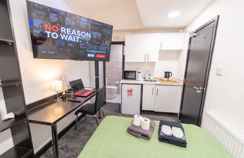 Selly Oak House | 39 North Road Studios Near QE and UOB