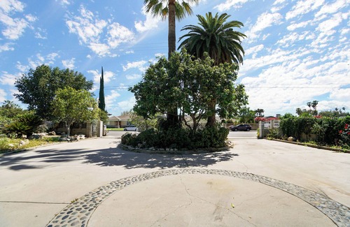 North Hills West House | 3B2BA Northridge Large Comfy Home Central Location