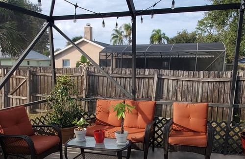 Sharpes House | 3bd 2 b. Heated pool 20 min from ocean and 45 from Walt Disney