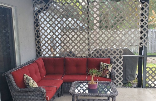 Sharpes House | 3bd 2 b. Heated pool 20 min from ocean and 45 from Walt Disney