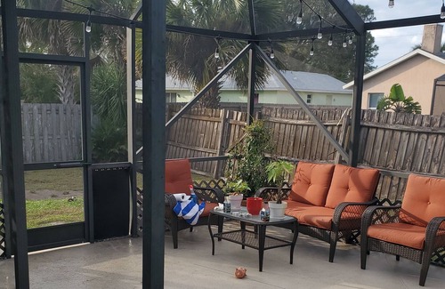 Sharpes House | 3bd 2 b. Heated pool 20 min from ocean and 45 from Walt Disney