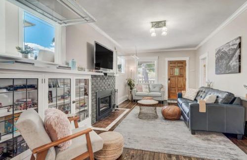 Central Colorado Springs House | 3BD Charming Cottage Large Backyard Garden Suite
