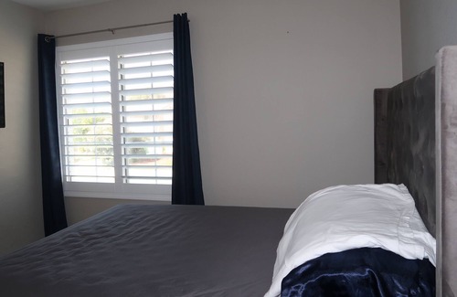 Corona House | 3BD Home mountain views + Huge pool/backyard