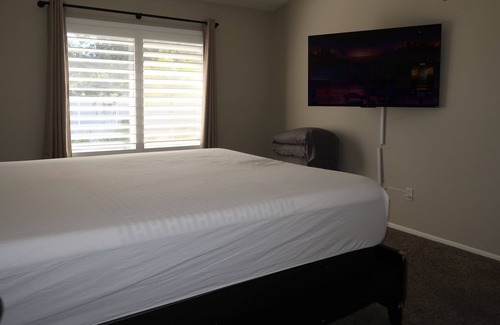 Corona House | 3BD Home mountain views + Huge pool/backyard