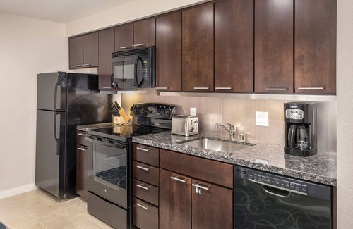 Las Vegas Condo | 3BD/Vegas - Full Kitchen, Washer/Dryer, and Private Living Room!