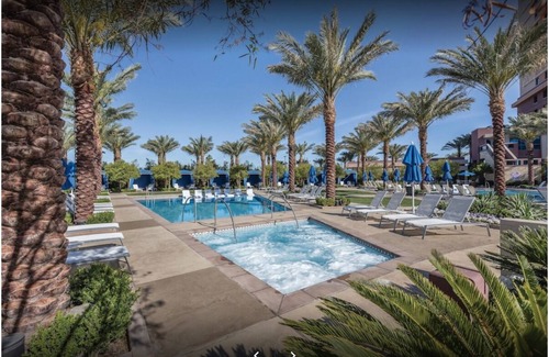 Las Vegas Condo | 3BD/Vegas - Full Kitchen, Washer/Dryer, and Private Living Room!