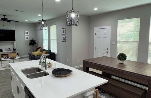 Waxahachie House | 3BD Walkup | Backyard Paradise | 5 Mins to DWTN - - Professionally managed by S