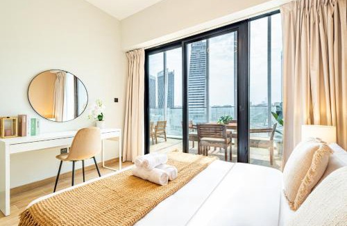 Abu Dhabi Apartment | 3BDR Duplex - 5 min walk from Cleveland, ADGM & Galleria Mall - Maryah Island & ADGM - Huge Balcony - Full Canal & City Views - Perfect for Families & Groups