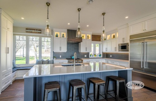 Castle Glen Estates House | 3bdrm 3bath chalet in The Blue Mountains. All Day Sun! Hot Tub! Games Room!