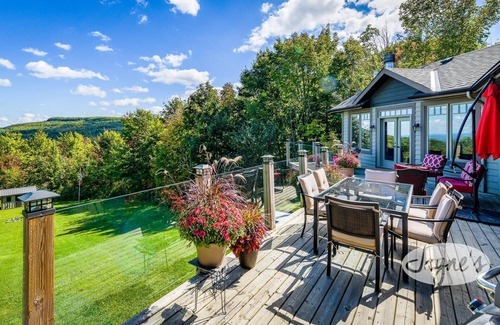 Castle Glen Estates House | 3bdrm 3bath chalet in The Blue Mountains. All Day Sun! Hot Tub! Games Room!
