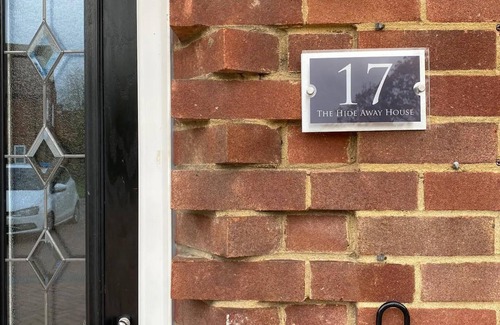Bracknell House | 3bed House, Sleeps 7 - Hot Tub, Garden, Parking