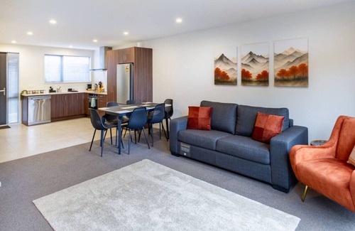 Addington House | 3bed with Garage Minutes from the Action and Sleeps 8