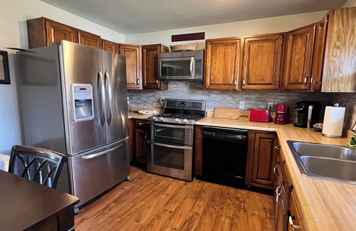 Sharonville House | 3bedr/2bath house near Summit park with fenced backyard and furnished basement