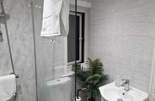 Broadheath House | 3Bedroom-Sleeps5-WiFi-SingleCarParking