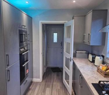 Broadheath House | 3Bedroom-Sleeps5-WiFi-SingleCarParking