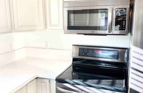 Southeastern Sacramento House | 3BR 1Bth Charming whole House Event Entertainers Welcome. 5 min. to down-town