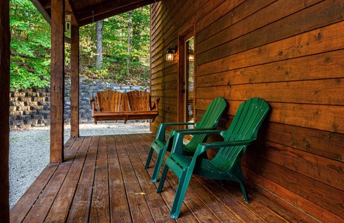 Nashville Cabin | 3BR, 2.5BA Log Cabin, close to town , indoor hot tub.