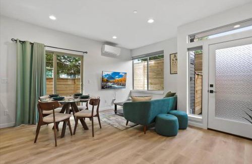 Roosevelt House | 3BR 2.5BA ROOFTOP VIEW GREEN LAKE HIDEAWAY