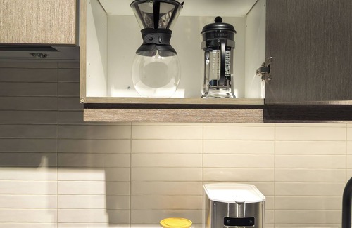 Niagara Condo | 3Br/2B KING BED Herman Miller + Sit Stand WFH Downtown King West Stackt Market